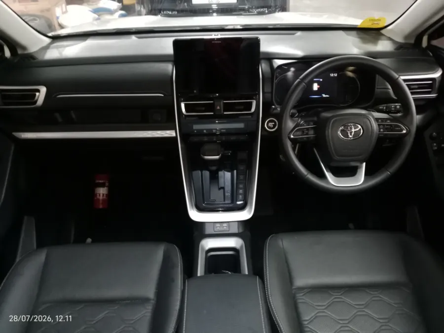 Foto Mobil Bekas Dashboard Toyota Kijang Innova 2.0 Zenix Q HV CVT TSS Modellista tahun 2023