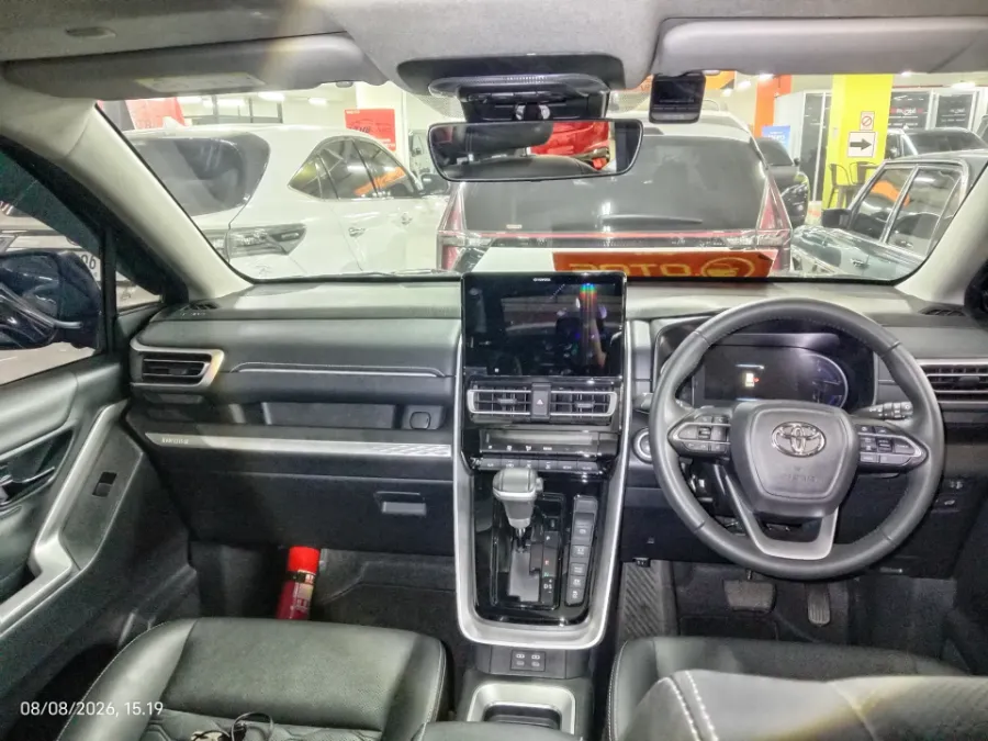 Foto Mobil Bekas Dashboard Toyota Kijang Innova 2.0 Zenix Q HV CVT TSS Modellista tahun 2023