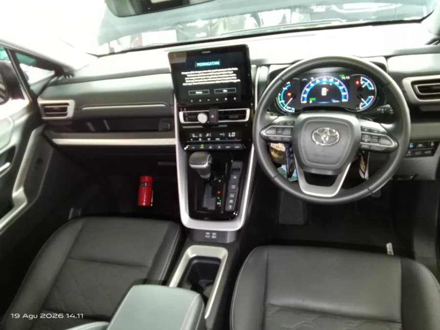 Foto Mobil Bekas Dashboard Toyota Kijang Innova 2.0 Zenix Q HV CVT TSS Modellista tahun 2023