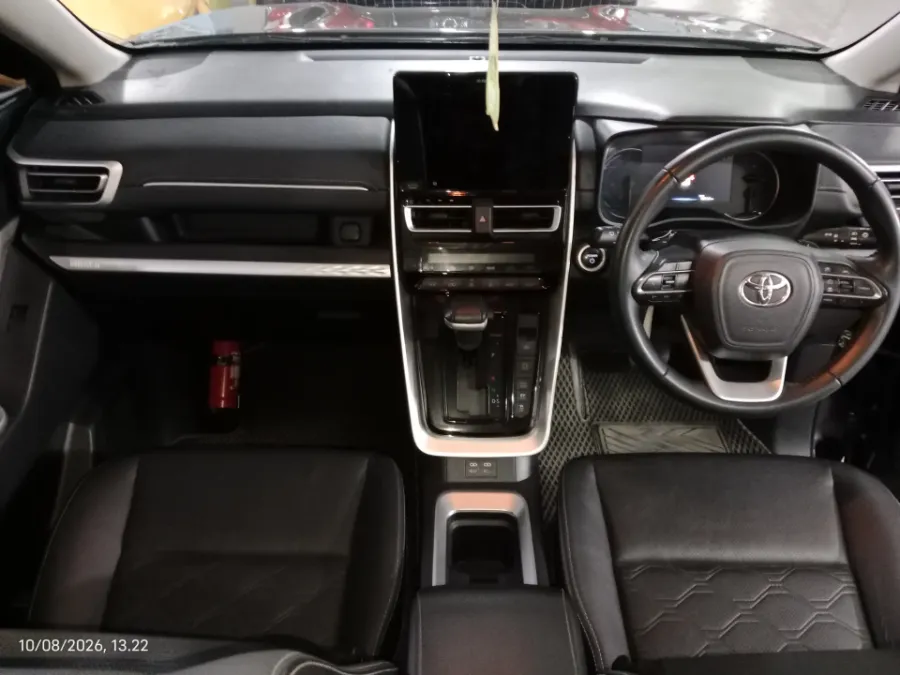 Foto Mobil Bekas Dashboard Toyota Kijang Innova 2.0 Zenix Q HV CVT TSS Modellista tahun 2023