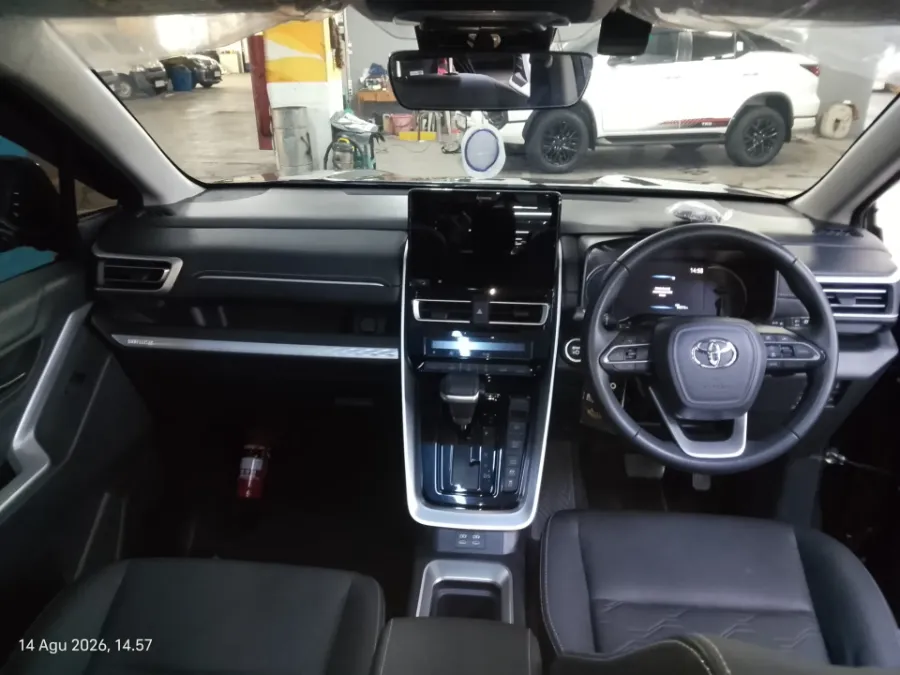 Foto Mobil Bekas Dashboard Toyota Kijang Innova 2.0 Zenix Q HV CVT TSS Modellista tahun 2023
