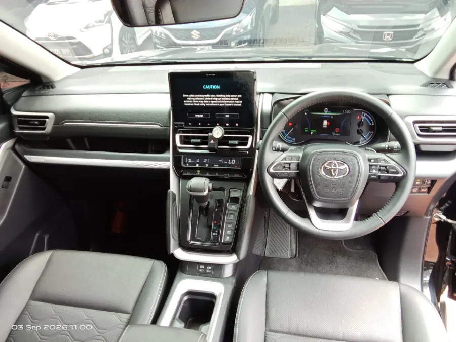 Foto Mobil Bekas Dashboard Toyota Kijang Innova 2.0 Zenix Q HV CVT TSS Modellista tahun 2023