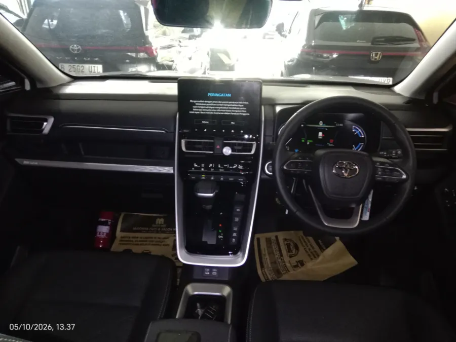 Foto Mobil Bekas Dashboard Toyota Kijang Innova 2.0 Zenix Q HV CVT TSS Modellista tahun 2023