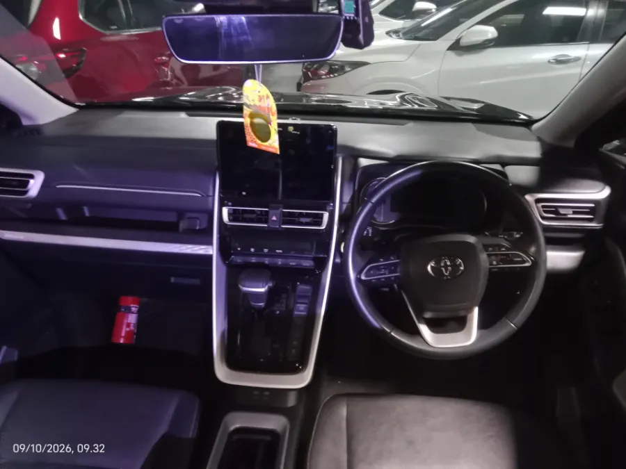 Foto Mobil Bekas Dashboard Toyota Kijang Innova 2.0 Zenix Q HV CVT TSS Modellista tahun 2023