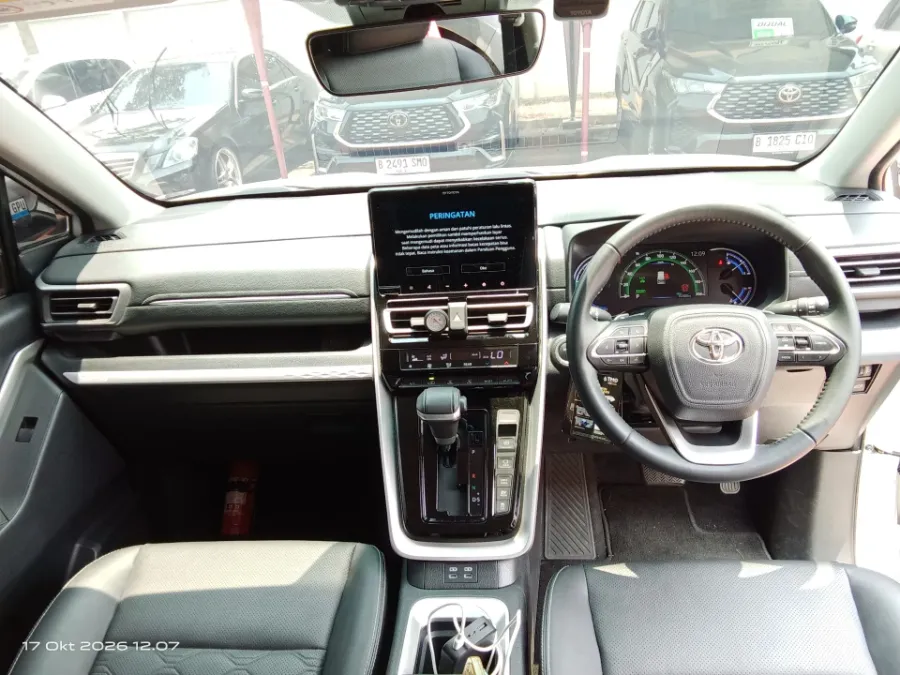 Foto Mobil Bekas Dashboard Toyota Kijang Innova 2.0 Zenix Q HV CVT TSS Modellista tahun 2023
