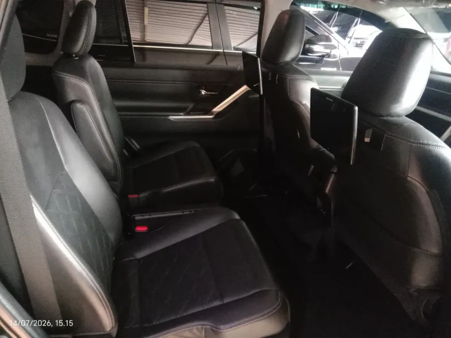 Foto Mobil Bekas Kabin Belakang Toyota Kijang Innova 2.0 Zenix Q HV CVT TSS Modellista tahun 2023