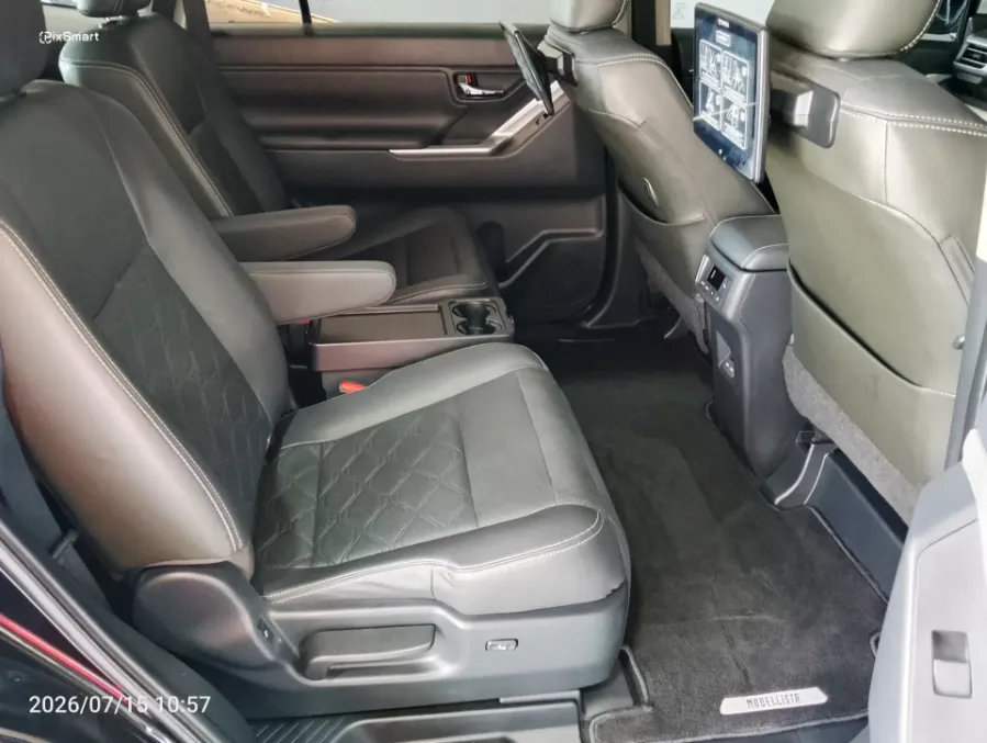 Foto Mobil Bekas Kabin Belakang Toyota Kijang Innova 2.0 Zenix Q HV CVT TSS Modellista tahun 2023