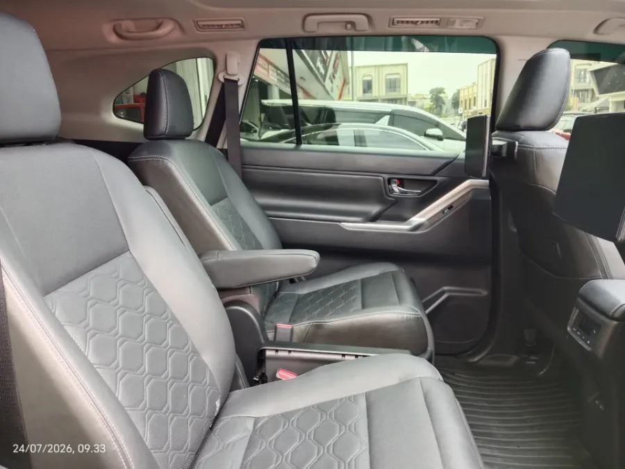 Foto Mobil Bekas Kabin Belakang Toyota Kijang Innova 2.0 Zenix Q HV CVT TSS Modellista tahun 2023