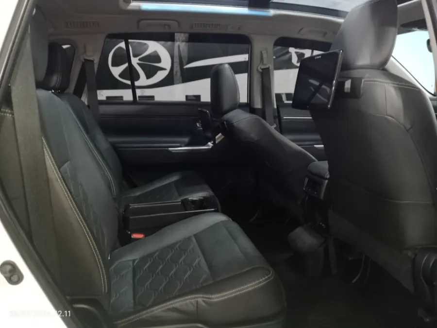 Foto Mobil Bekas Kabin Belakang Toyota Kijang Innova 2.0 Zenix Q HV CVT TSS Modellista tahun 2023