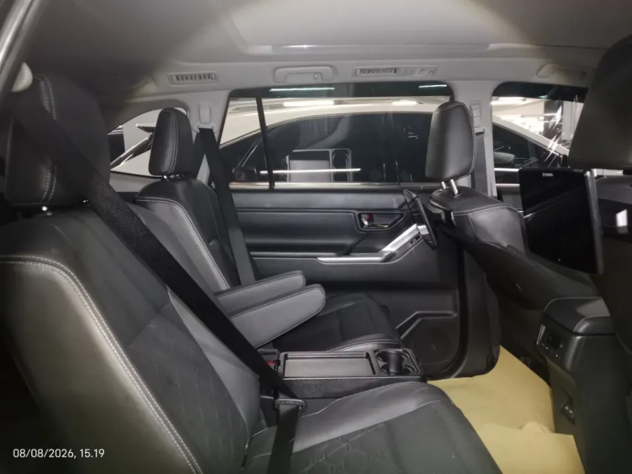 Foto Mobil Bekas Kabin Belakang Toyota Kijang Innova 2.0 Zenix Q HV CVT TSS Modellista tahun 2023