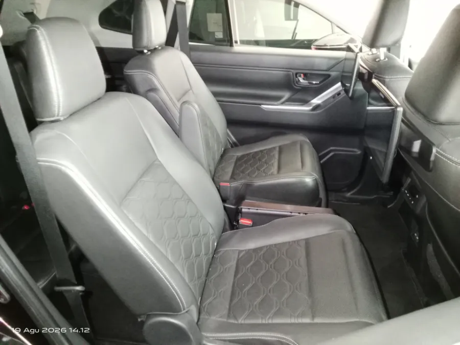 Foto Mobil Bekas Kabin Belakang Toyota Kijang Innova 2.0 Zenix Q HV CVT TSS Modellista tahun 2023