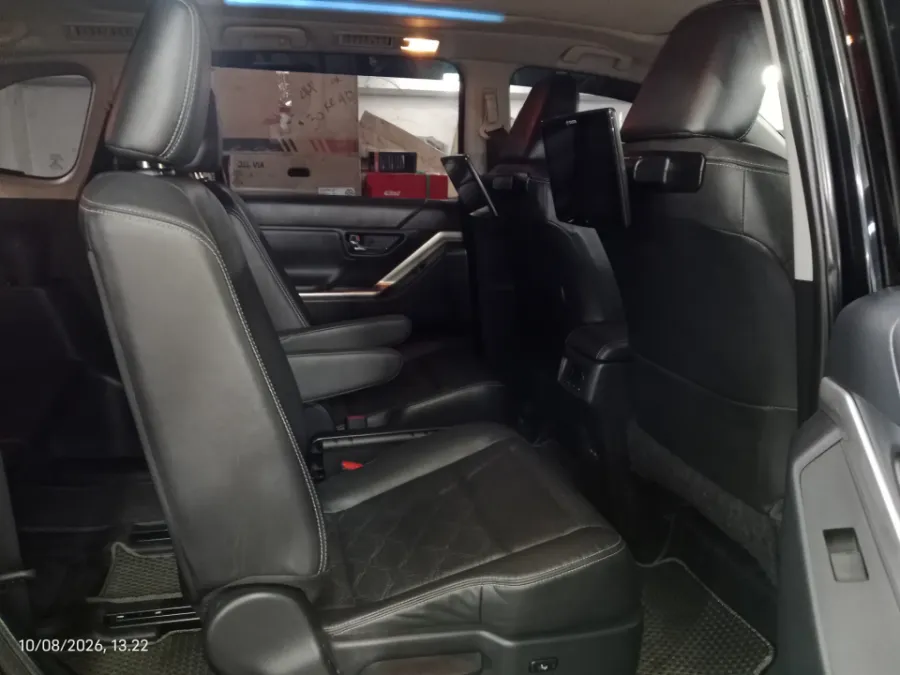 Foto Mobil Bekas Kabin Belakang Toyota Kijang Innova 2.0 Zenix Q HV CVT TSS Modellista tahun 2023