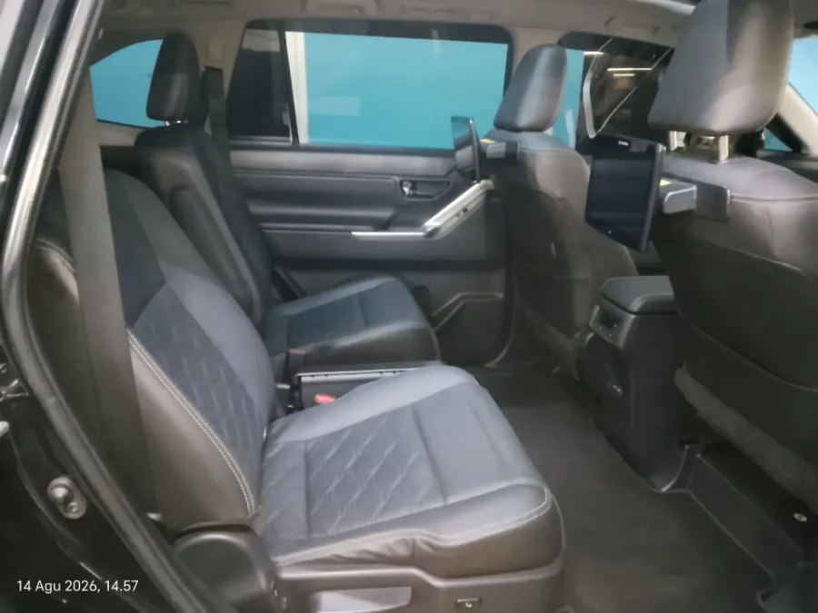 Foto Mobil Bekas Kabin Belakang Toyota Kijang Innova 2.0 Zenix Q HV CVT TSS Modellista tahun 2023
