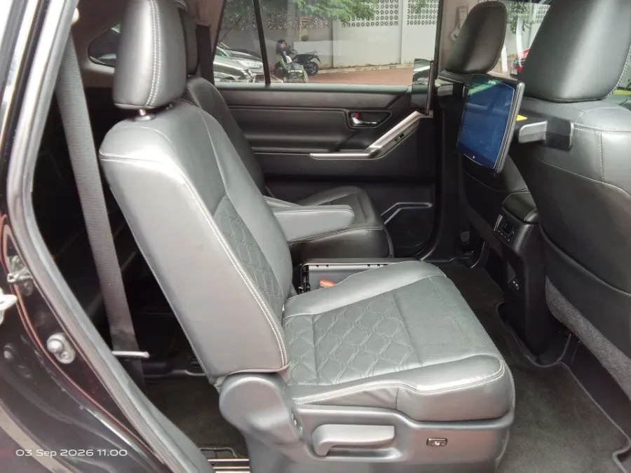 Foto Mobil Bekas Kabin Belakang Toyota Kijang Innova 2.0 Zenix Q HV CVT TSS Modellista tahun 2023