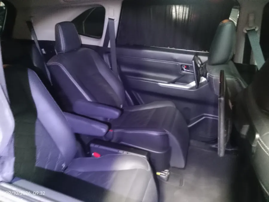 Foto Mobil Bekas Kabin Belakang Toyota Kijang Innova 2.0 Zenix Q HV CVT TSS Modellista tahun 2023
