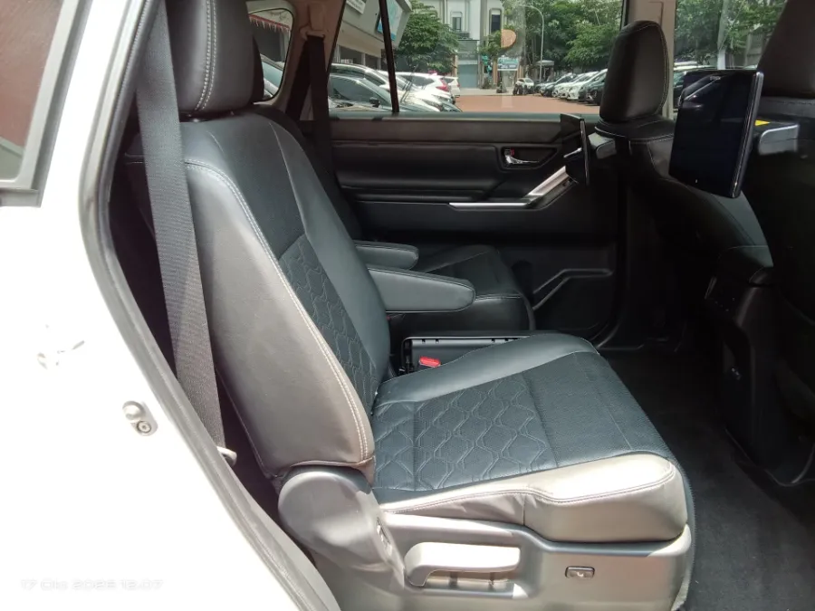 Foto Mobil Bekas Kabin Belakang Toyota Kijang Innova 2.0 Zenix Q HV CVT TSS Modellista tahun 2023
