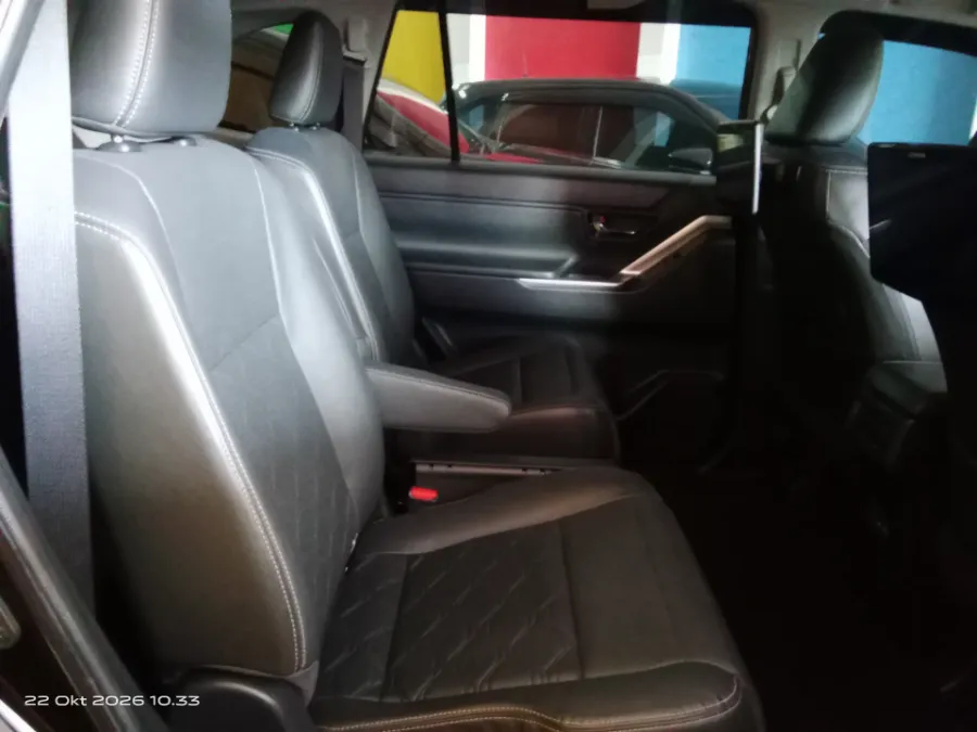 Foto Mobil Bekas Kabin Belakang Toyota Kijang Innova 2.0 Zenix Q HV CVT TSS Modellista tahun 2023
