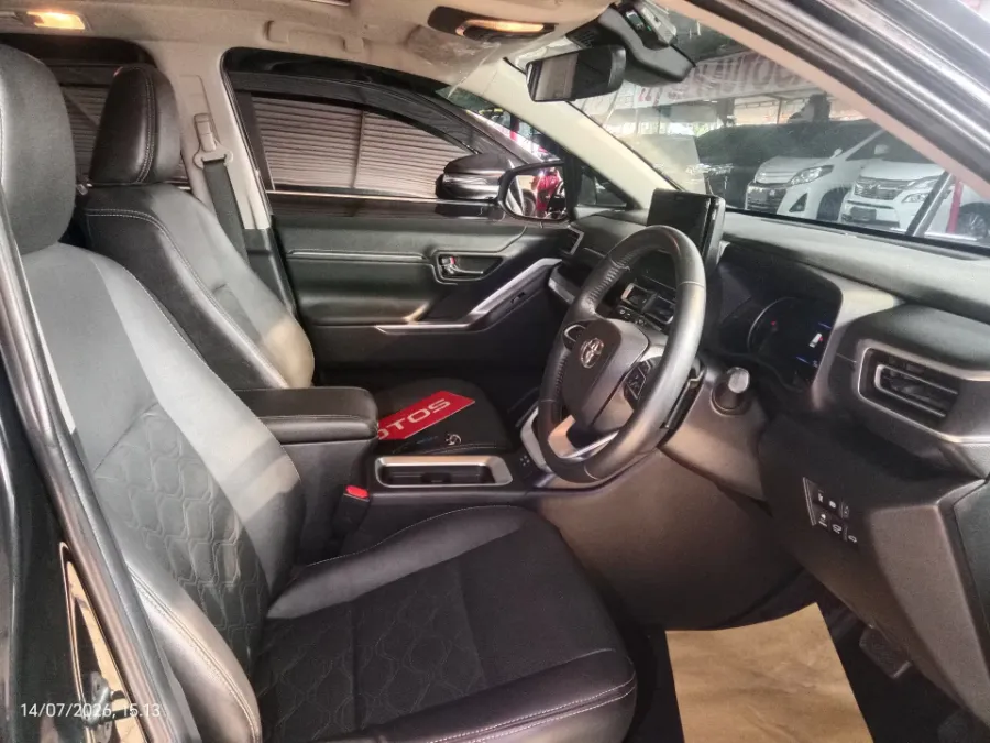 Foto Mobil Bekas Kabin Depan Toyota Kijang Innova 2.0 Zenix Q HV CVT TSS Modellista tahun 2023
