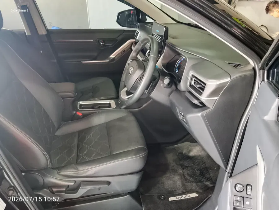 Foto Mobil Bekas Kabin Depan Toyota Kijang Innova 2.0 Zenix Q HV CVT TSS Modellista tahun 2023