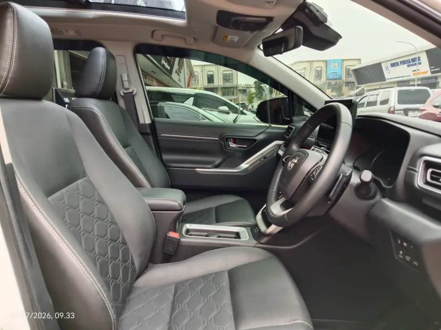 Foto Mobil Bekas Kabin Depan Toyota Kijang Innova 2.0 Zenix Q HV CVT TSS Modellista tahun 2023