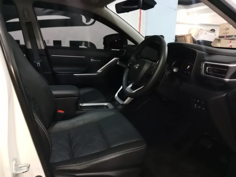 Foto Mobil Bekas Kabin Depan Toyota Kijang Innova 2.0 Zenix Q HV CVT TSS Modellista tahun 2023