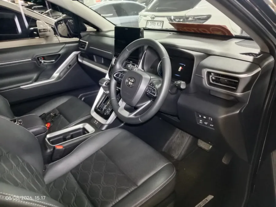 Foto Mobil Bekas Kabin Depan Toyota Kijang Innova 2.0 Zenix Q HV CVT TSS Modellista tahun 2023