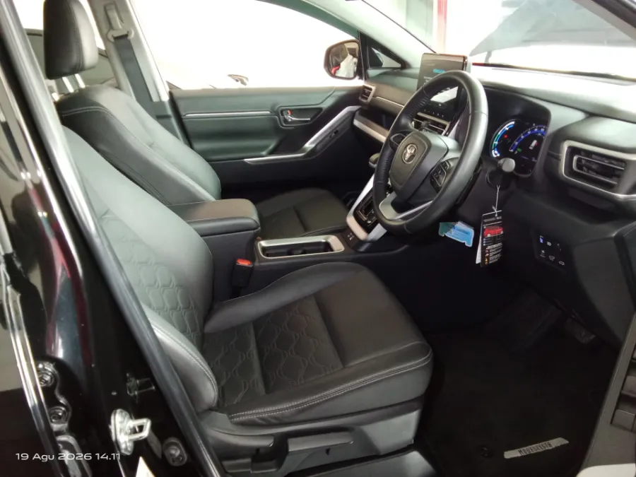Foto Mobil Bekas Kabin Depan Toyota Kijang Innova 2.0 Zenix Q HV CVT TSS Modellista tahun 2023