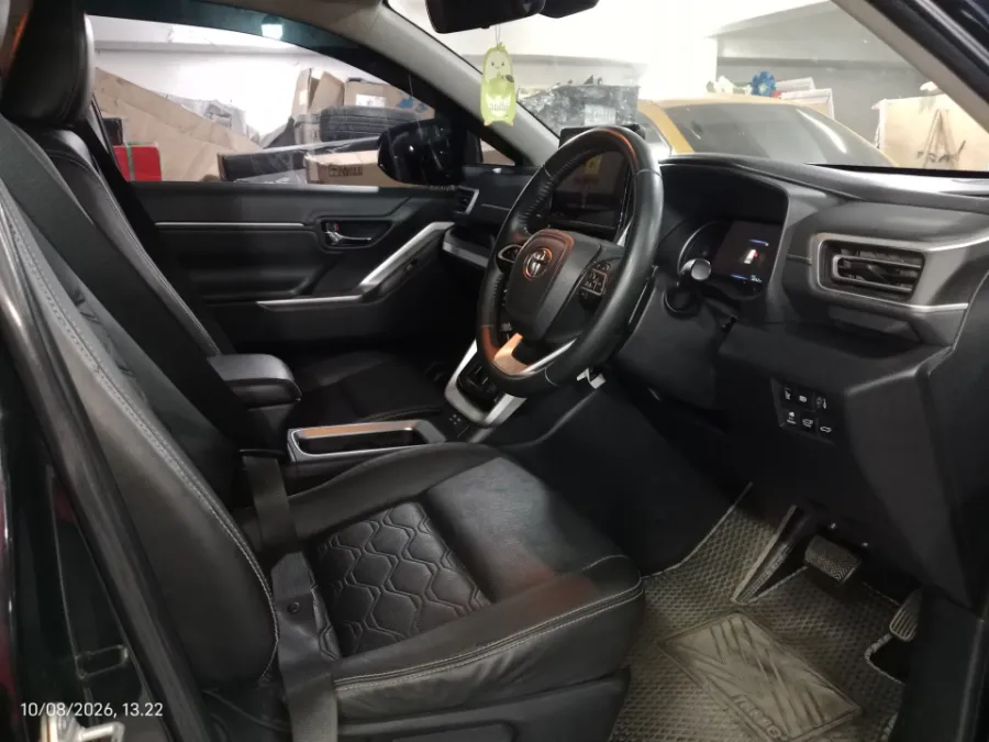 Foto Mobil Bekas Kabin Depan Toyota Kijang Innova 2.0 Zenix Q HV CVT TSS Modellista tahun 2023