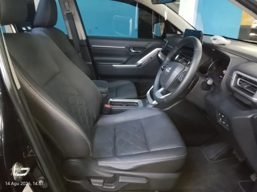 Foto Mobil Bekas Kabin Depan Toyota Kijang Innova 2.0 Zenix Q HV CVT TSS Modellista tahun 2023