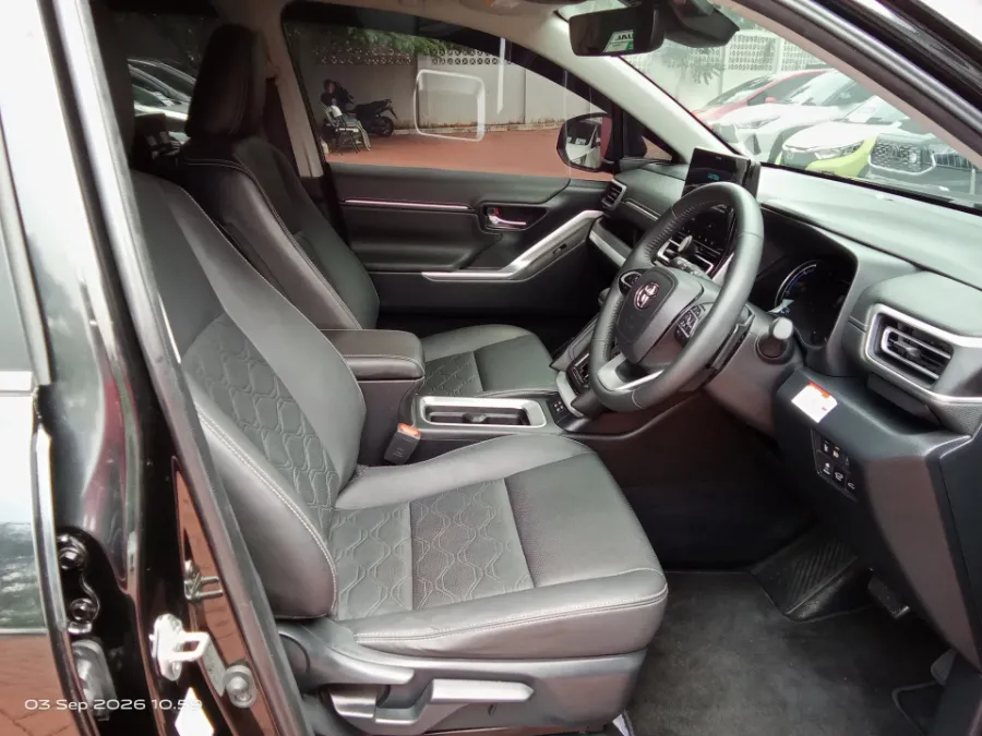 Foto Mobil Bekas Kabin Depan Toyota Kijang Innova 2.0 Zenix Q HV CVT TSS Modellista tahun 2023
