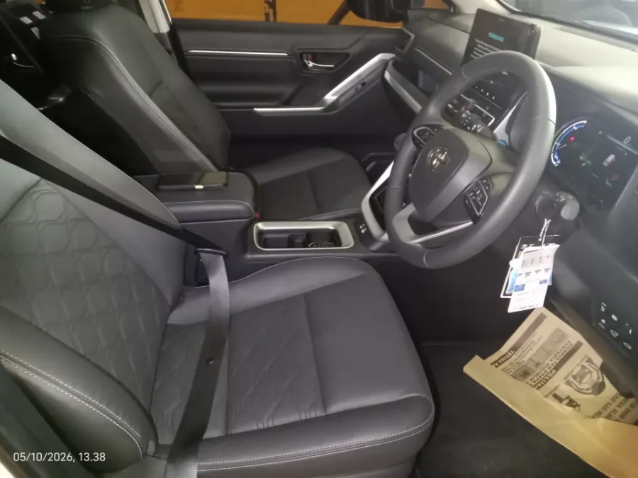 Foto Mobil Bekas Kabin Depan Toyota Kijang Innova 2.0 Zenix Q HV CVT TSS Modellista tahun 2023