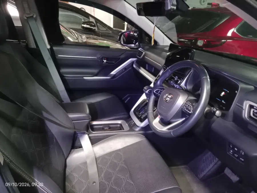 Foto Mobil Bekas Kabin Depan Toyota Kijang Innova 2.0 Zenix Q HV CVT TSS Modellista tahun 2023