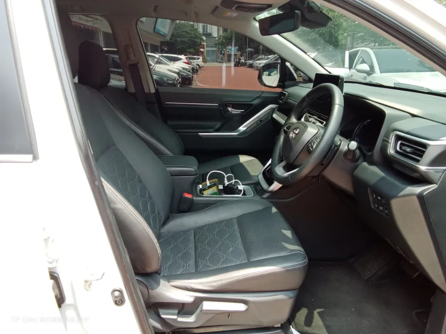 Foto Mobil Bekas Kabin Depan Toyota Kijang Innova 2.0 Zenix Q HV CVT TSS Modellista tahun 2023