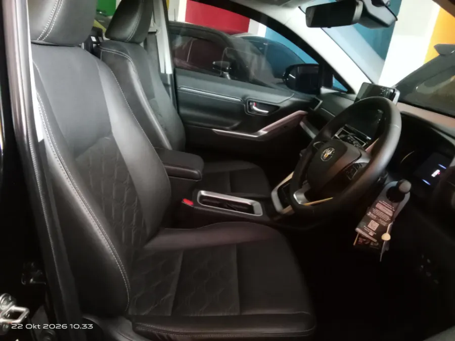 Foto Mobil Bekas Kabin Depan Toyota Kijang Innova 2.0 Zenix Q HV CVT TSS Modellista tahun 2023