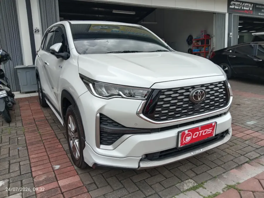 Foto Mobil Bekas Kanan Depan Toyota Kijang Innova 2.0 Zenix Q HV CVT TSS Modellista tahun 2023