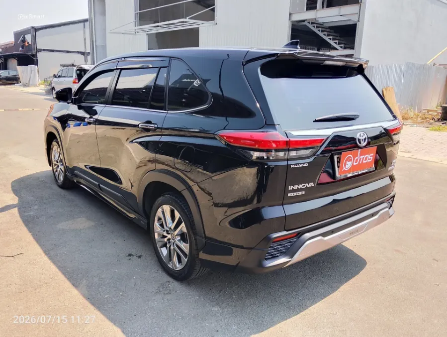 Foto Mobil Bekas Kiri Belakang Toyota Kijang Innova 2.0 Zenix Q HV CVT TSS Modellista tahun 2023
