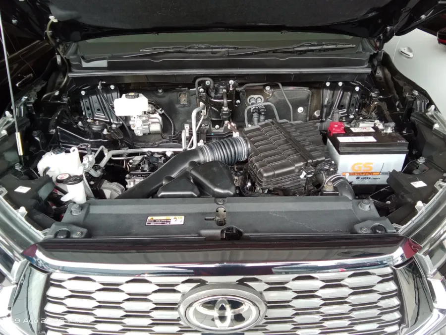 Foto Mobil Bekas Mesin Toyota Kijang Innova 2.0 Zenix Q HV CVT TSS Modellista tahun 2023