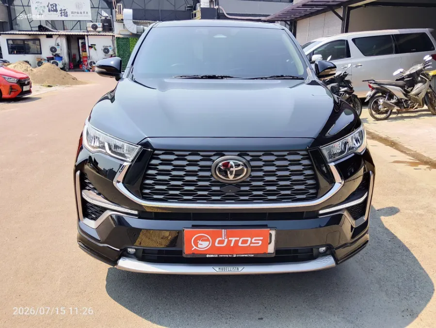 Foto Mobil Bekas Tampak Depan Toyota Kijang Innova 2.0 Zenix Q HV CVT TSS Modellista tahun 2023
