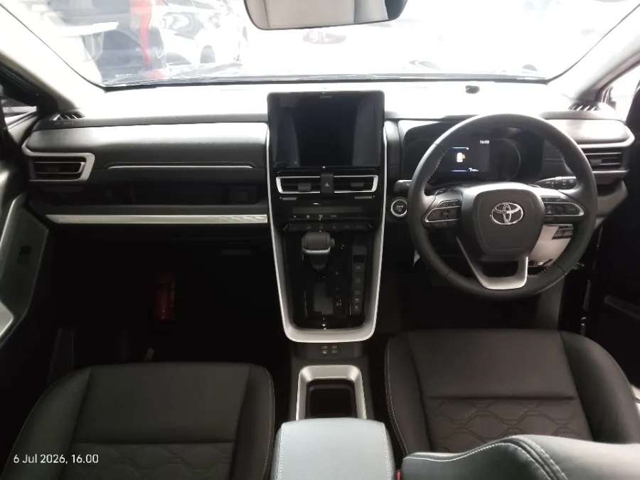 Foto Mobil Bekas Dashboard Toyota Kijang Innova 2.0 Zenix Q HV CVT TSS Modellista tahun 2024