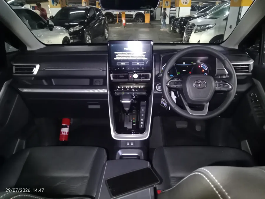 Foto Mobil Bekas Dashboard Toyota Kijang Innova 2.0 Zenix Q HV CVT TSS Modellista tahun 2024