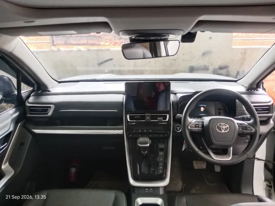 Foto Mobil Bekas Dashboard Toyota Kijang Innova 2.0 Zenix Q HV CVT TSS Modellista tahun 2024