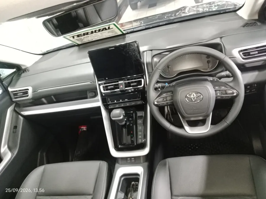 Foto Mobil Bekas Dashboard Toyota Kijang Innova 2.0 Zenix Q HV CVT TSS Modellista tahun 2024