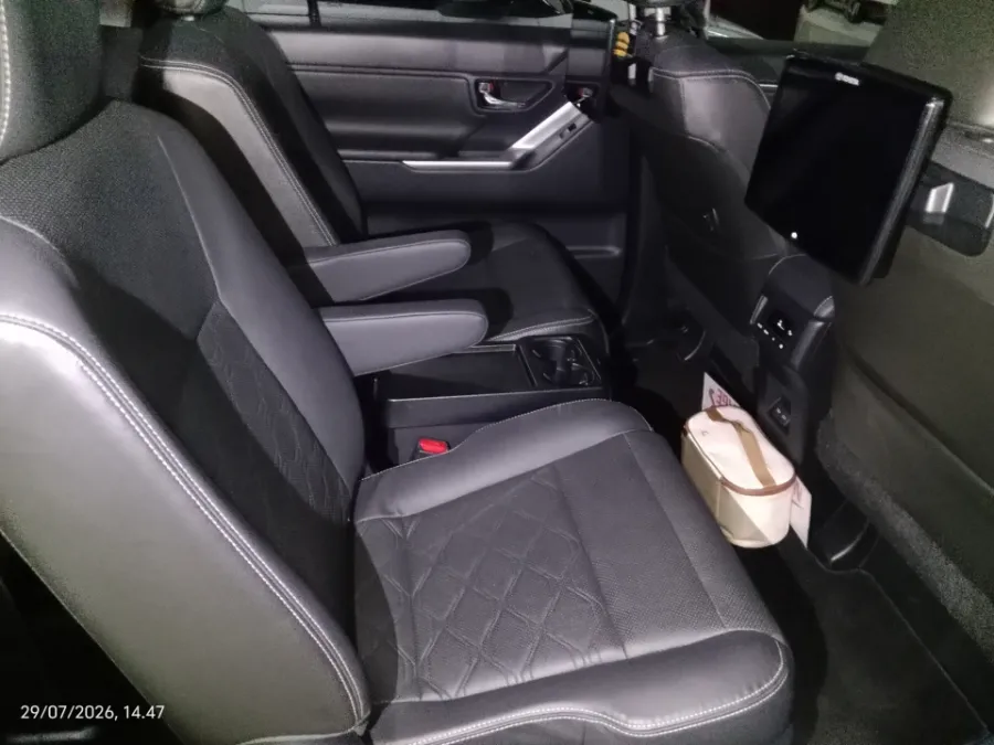 Foto Mobil Bekas Kabin Belakang Toyota Kijang Innova 2.0 Zenix Q HV CVT TSS Modellista tahun 2024