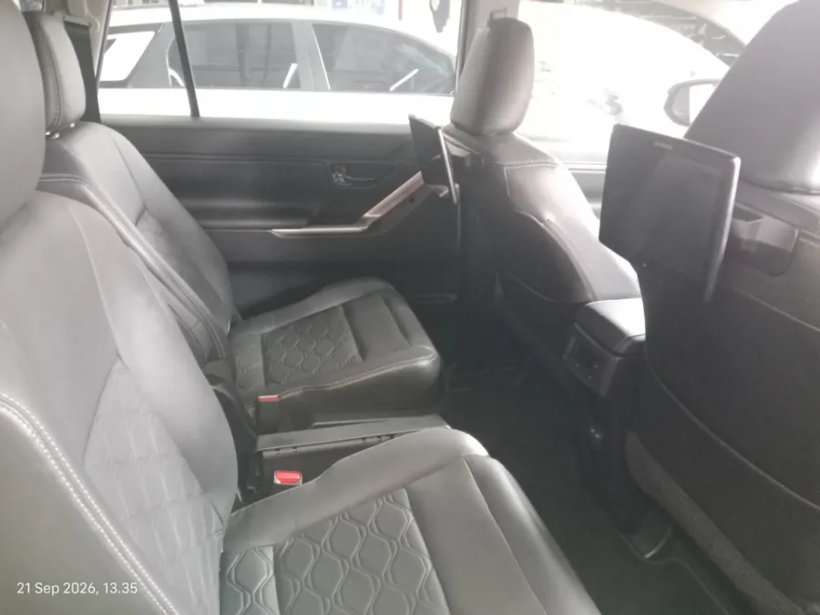 Foto Mobil Bekas Kabin Belakang Toyota Kijang Innova 2.0 Zenix Q HV CVT TSS Modellista tahun 2024