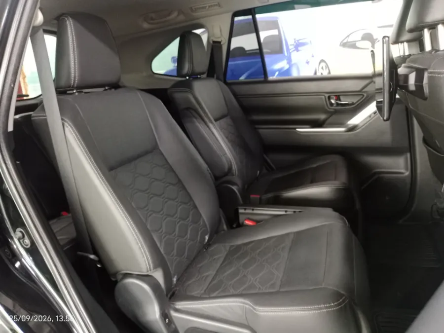 Foto Mobil Bekas Kabin Belakang Toyota Kijang Innova 2.0 Zenix Q HV CVT TSS Modellista tahun 2024