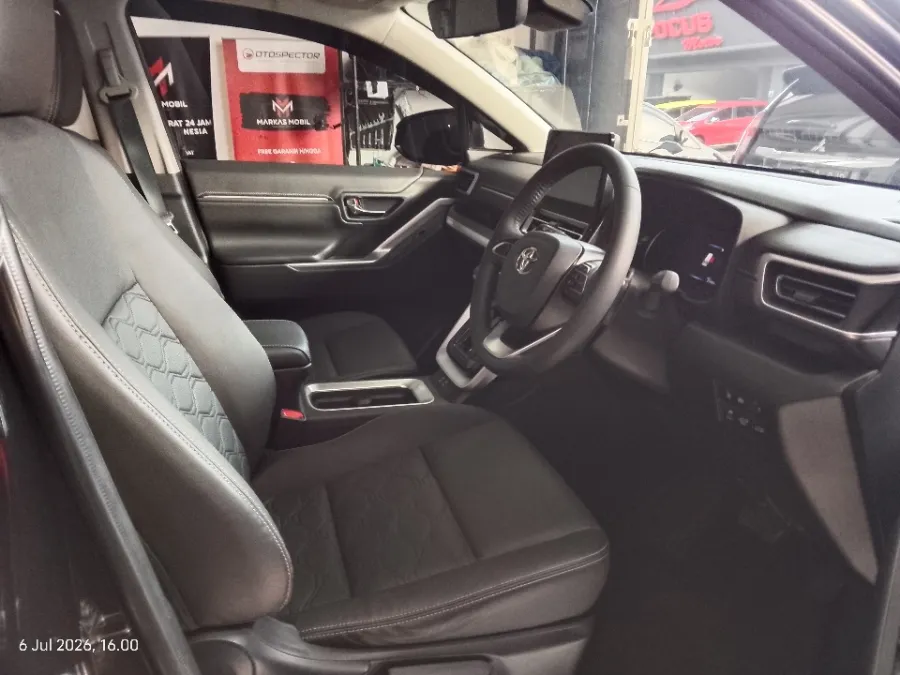 Foto Mobil Bekas Kabin Depan Toyota Kijang Innova 2.0 Zenix Q HV CVT TSS Modellista tahun 2024