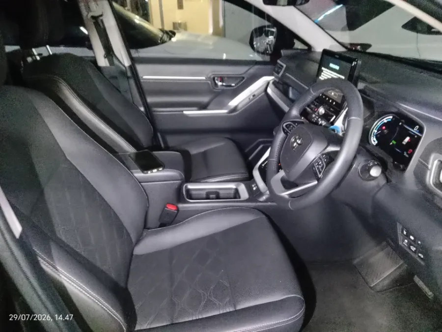 Foto Mobil Bekas Kabin Depan Toyota Kijang Innova 2.0 Zenix Q HV CVT TSS Modellista tahun 2024