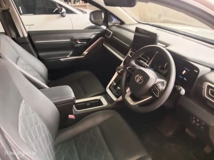 Foto Mobil Bekas Kabin Depan Toyota Kijang Innova 2.0 Zenix Q HV CVT TSS Modellista tahun 2024
