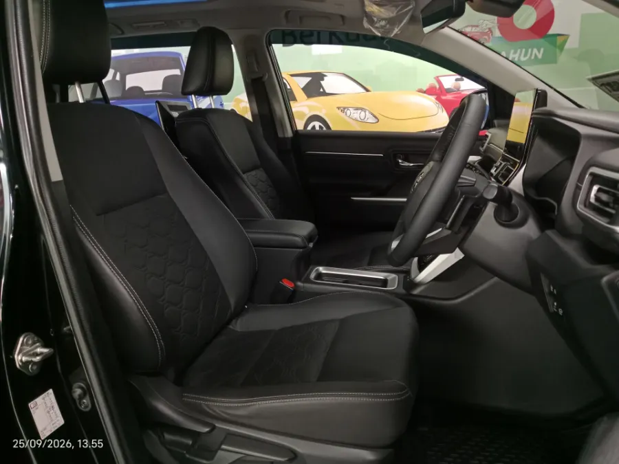 Foto Mobil Bekas Kabin Depan Toyota Kijang Innova 2.0 Zenix Q HV CVT TSS Modellista tahun 2024