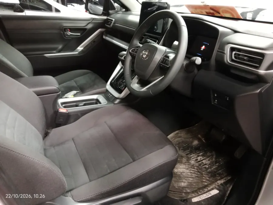 Foto Mobil Bekas Kabin Depan Toyota Kijang Innova 2.0 Zenix Q HV CVT TSS Modellista tahun 2024